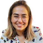 Profesora titulada de inglés y francés, con conocimiento de portugués. Máster en Ciencias Políticas e Historia